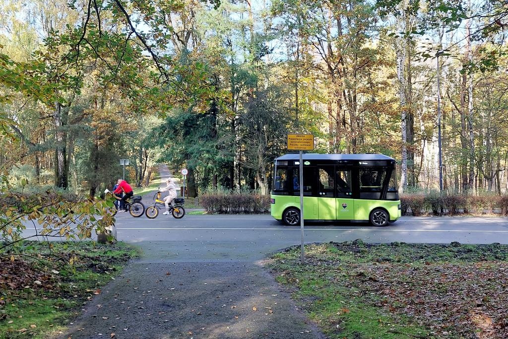 Autonomiczny minibus będzie woził ludzi rolkostradą. Na razie trwają testy