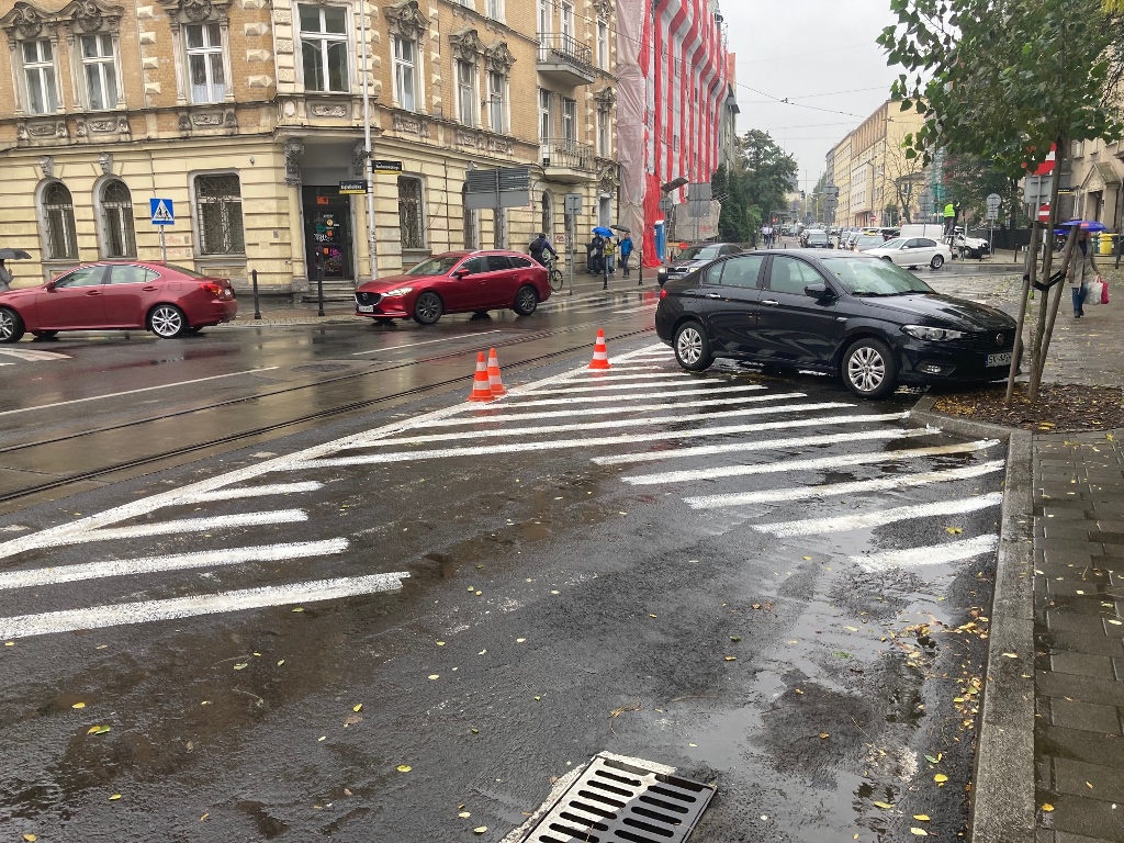 Najpierw namalowali poziome znaki, a potem je zmazali. Teraz znów namalowali, ale tak nie do końca