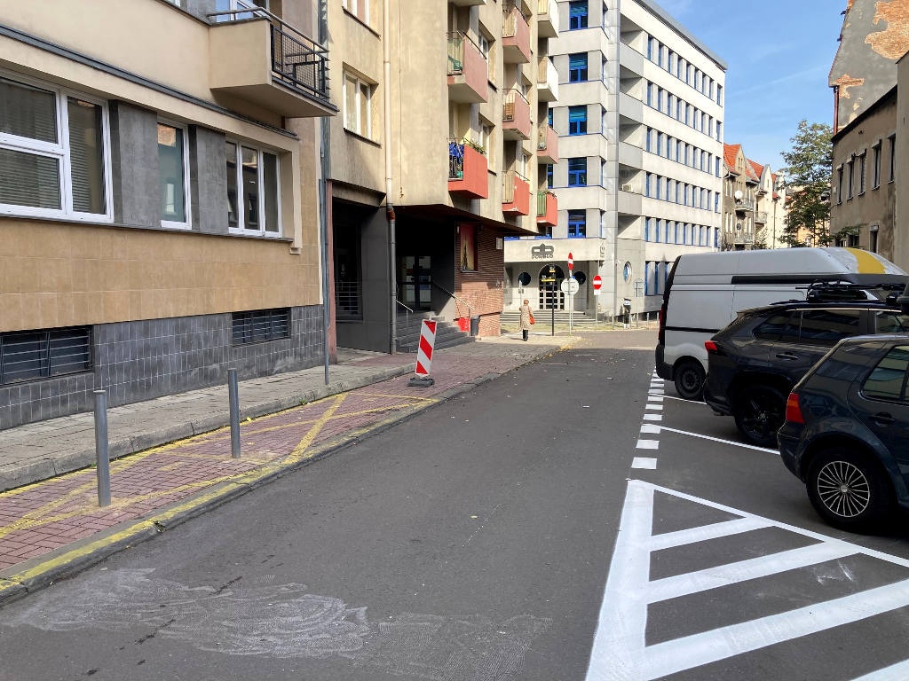 MZUiM zdemontował słupki chroniące pieszych przed samochodami, bo... kierowcy wyjeżdżający z parkingu mogliby uszkodzić o nie swoje samochody