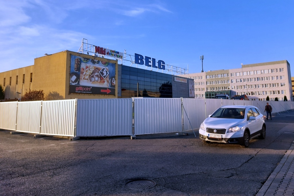 Belg idzie do rozbiórki. Deweloper ogrodził parking