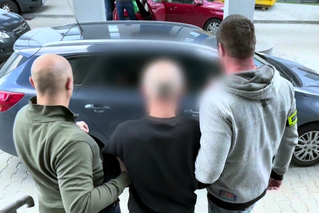 Mieszkanka Katowic straciła pół miliona złotych. Zatrzymała się tylko na chwilę, żeby sprawdzić opony
