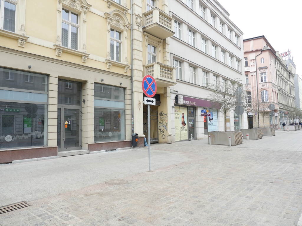 Po naszym tekście o nielegalnym parkowaniu na ul. Warszawskiej, miasto postawiło dodatkowy znak. I stał się cud