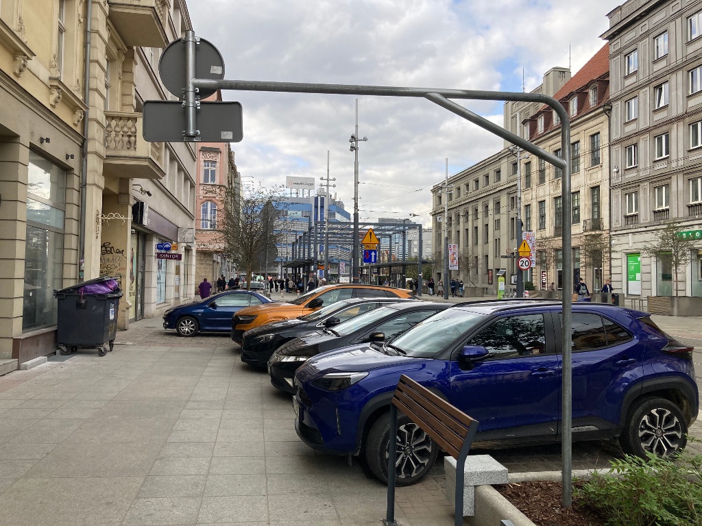 Na przebudowanej za prawie 20 mln zł ul. Warszawskiej nadal parkuje kto i gdzie chce