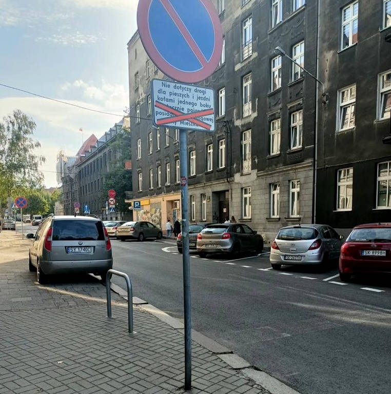 W miejscu gdzie ma być zieleń, MZUiM zrobił miejsca postojowe