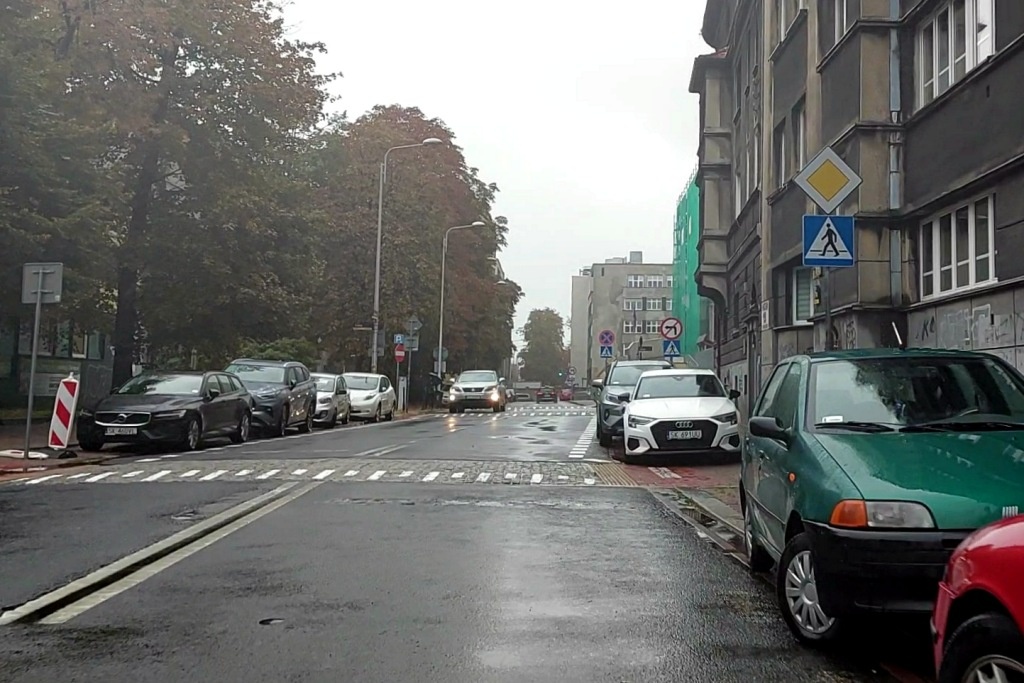 Przejścia sugerowane, żeby ratować miejsca parkingowe. Ekspert: To jest proszenie się o kłopoty