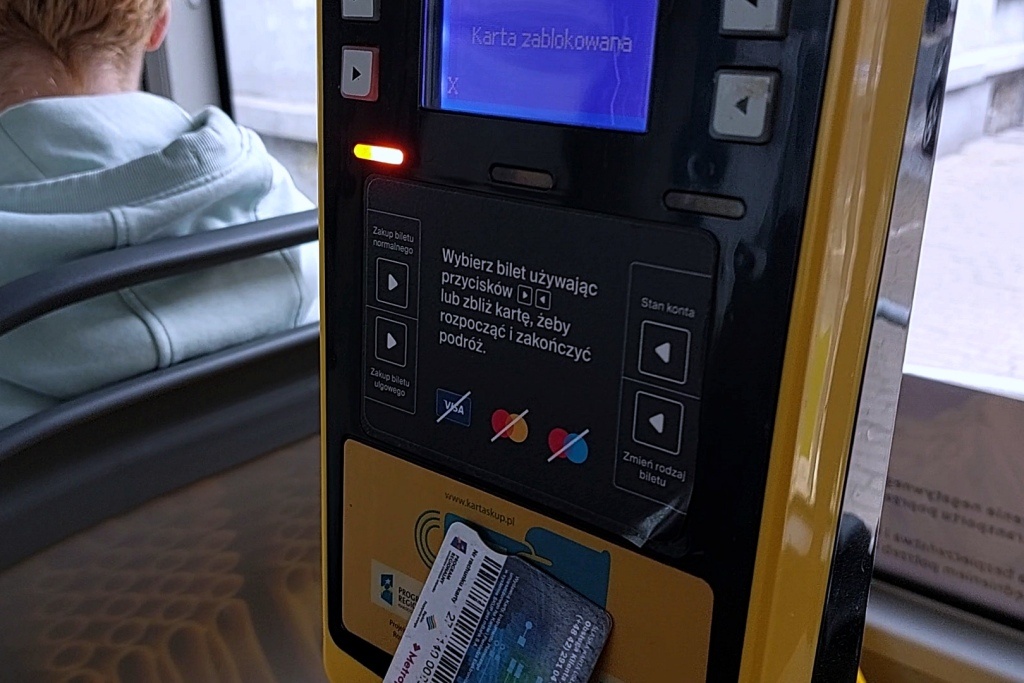 Transport GZM bez zmian. Długie kolejki, niedziałające tablice na przystankach i zablokowane karty