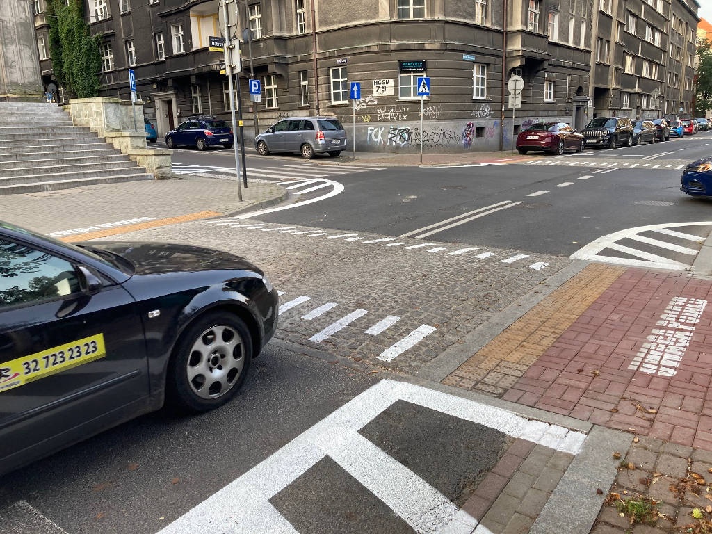 Katowice masowo likwidują tradycyjne przejścia dla pieszych i tworzą takie, na których pieszy nie ma pierwszeństwa. Ale za to można przed nimi zaparkować samochód