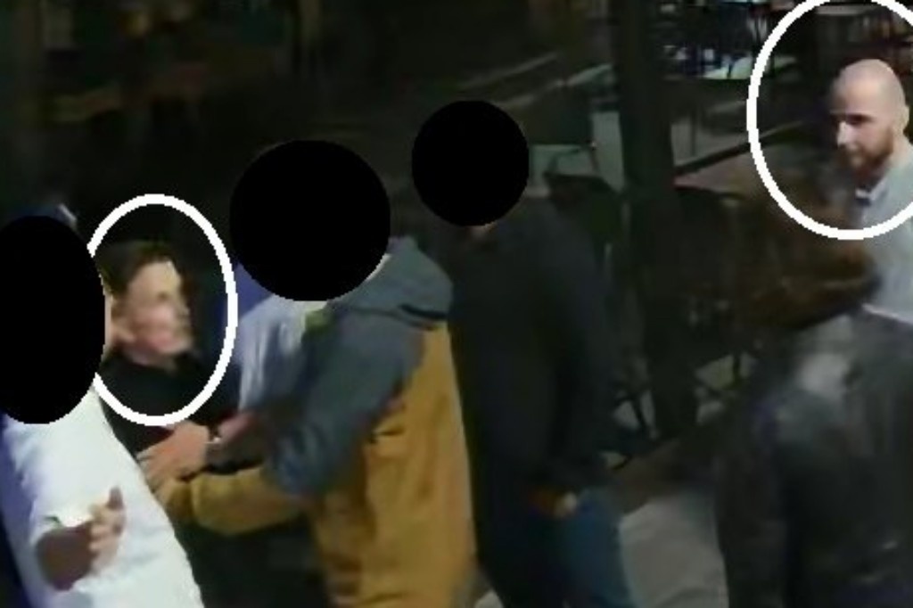 Pobicie na Mariackiej. Policja publikuje zdjęcia