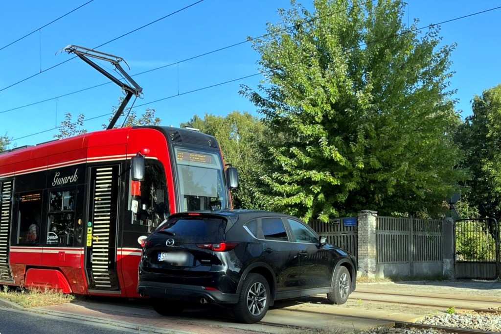 Kierowca chciał ominąć korek i wjechał prosto przed tramwaj