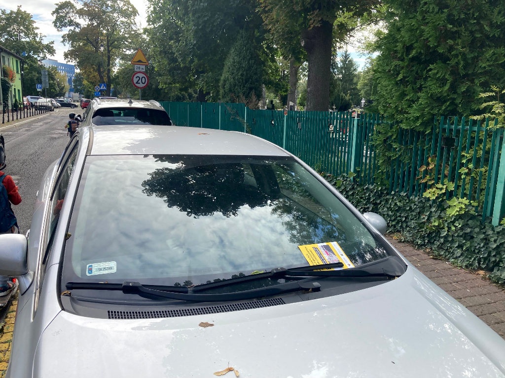 Katowicka Agencja Wydawnicza zasypała Katowice ulotkami w sprawie likwidacji miejsc parkingowych. Ani słowa o bezpieczeństwie