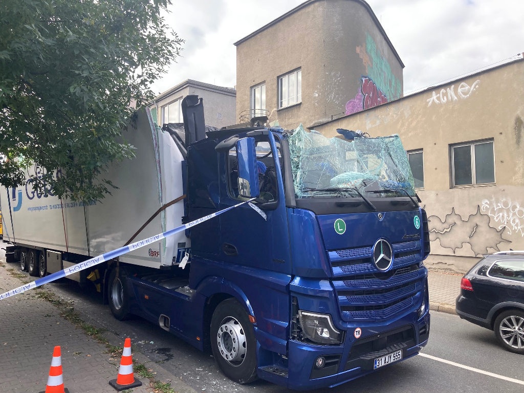 Tir uderzył w wiadukt kolejowy nad ul. Graniczną