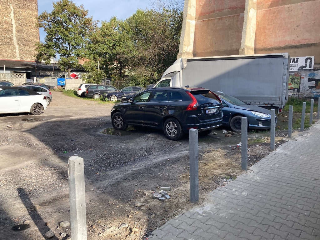 Ktoś wyrywa betonowe słupki, którymi miasto ogradza parkingowe klepiska