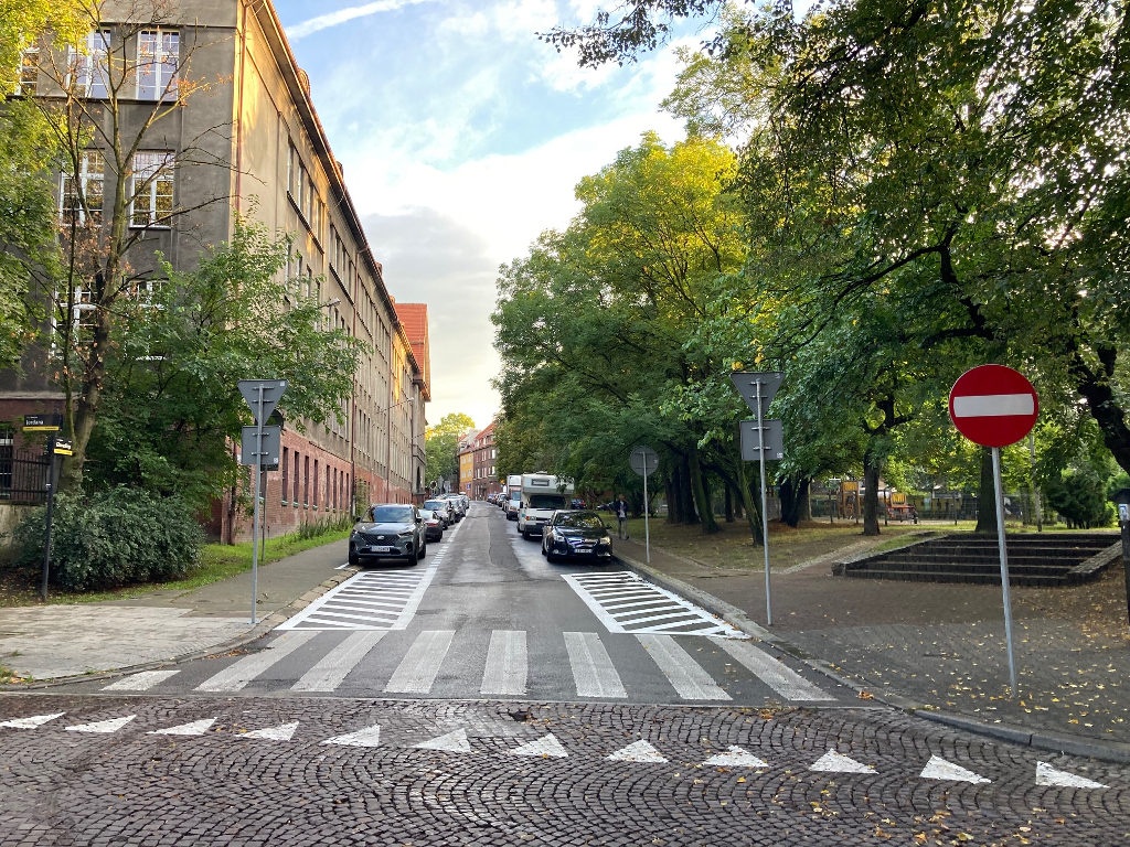 Ulice dwukierunkowe w centrum Katowic są zamieniane w jednokierunkowe, a kierowcy jeżdżą pod prąd