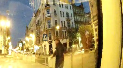 Rozbił szybę w tramwaju. Szuka go policja
