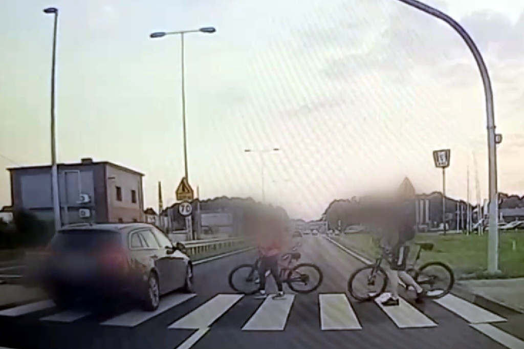 W ostatniej chwili cofnęła się na pasach. Policja szuka kierowcy, który prawie potrącił rowerzystkę