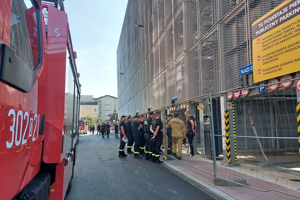 Strażacy poznają nowe maszyny parkingowe, żeby wiedzieć, co robić w razie pożaru