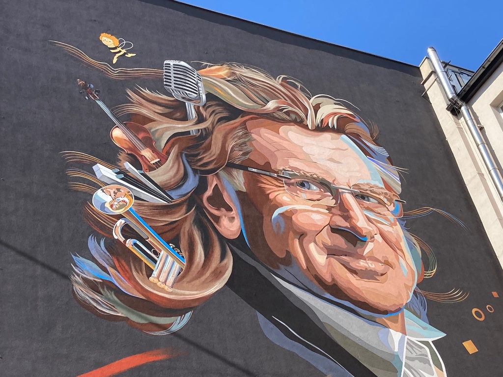 Zbigniew Wodecki patrzy ze ściany na ul. Tylnej Mariackiej. Nowy mural w centrum Katowic
