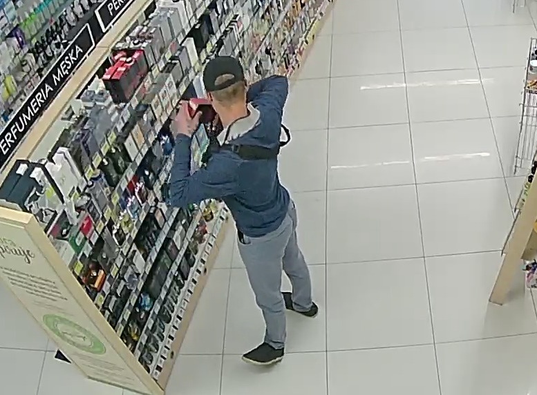 Kradzież perfum w Galerii Libero. Policja publikuje zdjęcia z monitoringu