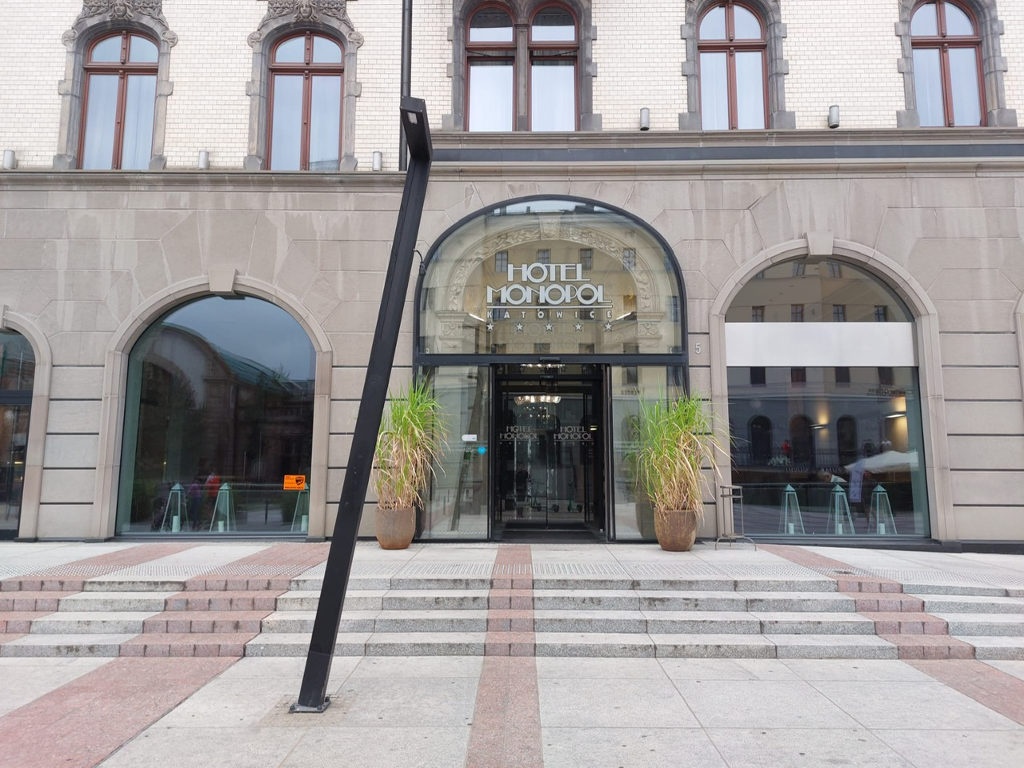Kierowca samochodu uszkodził latarnię na deptaku na ul. Dworcowej. Nie wiadomo kiedy zostanie naprawiona