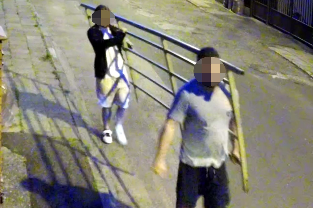 Wzięli barierkę pod pachy i poszli. Policja szuka mężczyzn ze zdjęcia