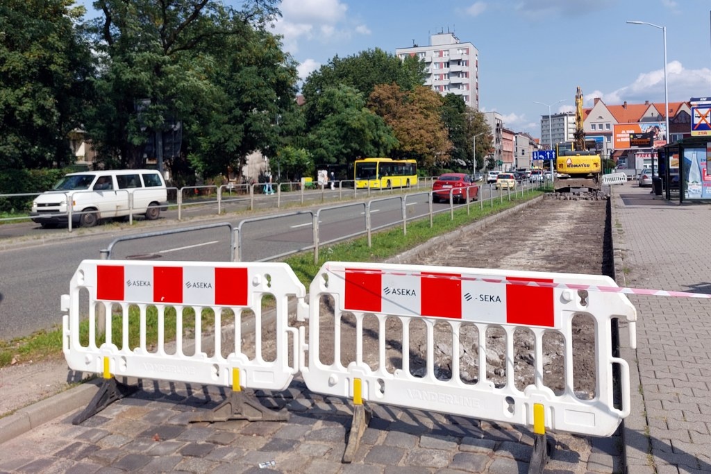 Trwa wymiana nawierzchni w zatoce autobusowej. Kierowcy narzekają na tymczasowy przystanek