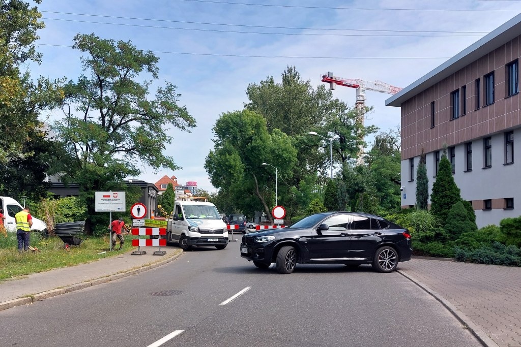 Przejazd pomiędzy Załężem a DTŚ zamknięty. Rozpoczyna się rozbiórka drewnianego mostu nad Rawą