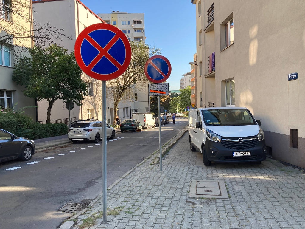 Chaos przy wyznaczaniu miejsc parkingowych w centrum Katowic