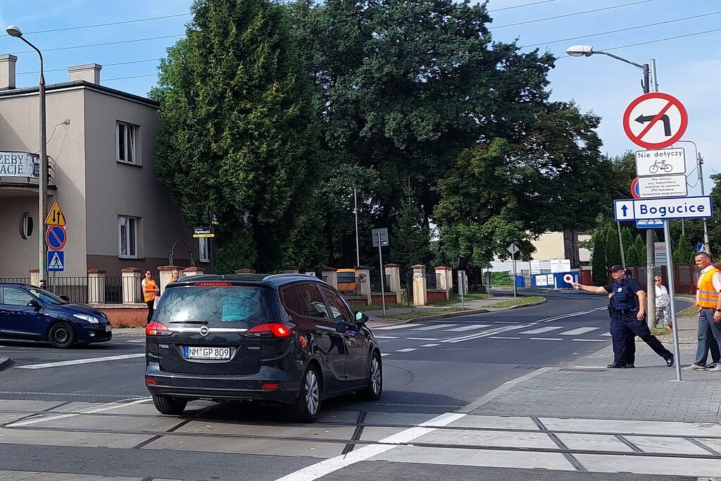 W Dąbrówce Małej jest nowy przejazd kolejowy i znaki zakazu, a kierowcy jeżdżą na pamięć