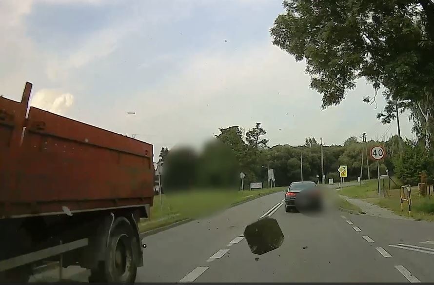 Metalowy element wpadł przez przednią szybę do samochodu. Kilka centymetrów i doszłoby do tragedii [WIDEO]
