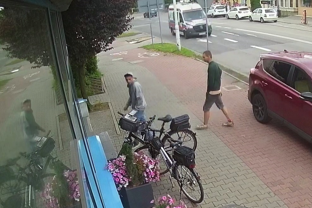 Rowerzyści weszli do lodziarni i nie zabezpieczyli rowerów. Skorzystali z tego złodzieje [WIDEO]
