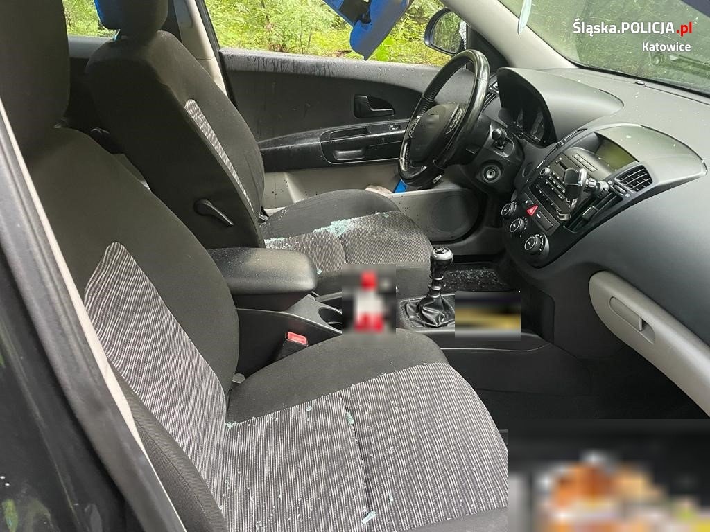 Kierowca uciekał przed policjantami. Jednego prawie potrącił