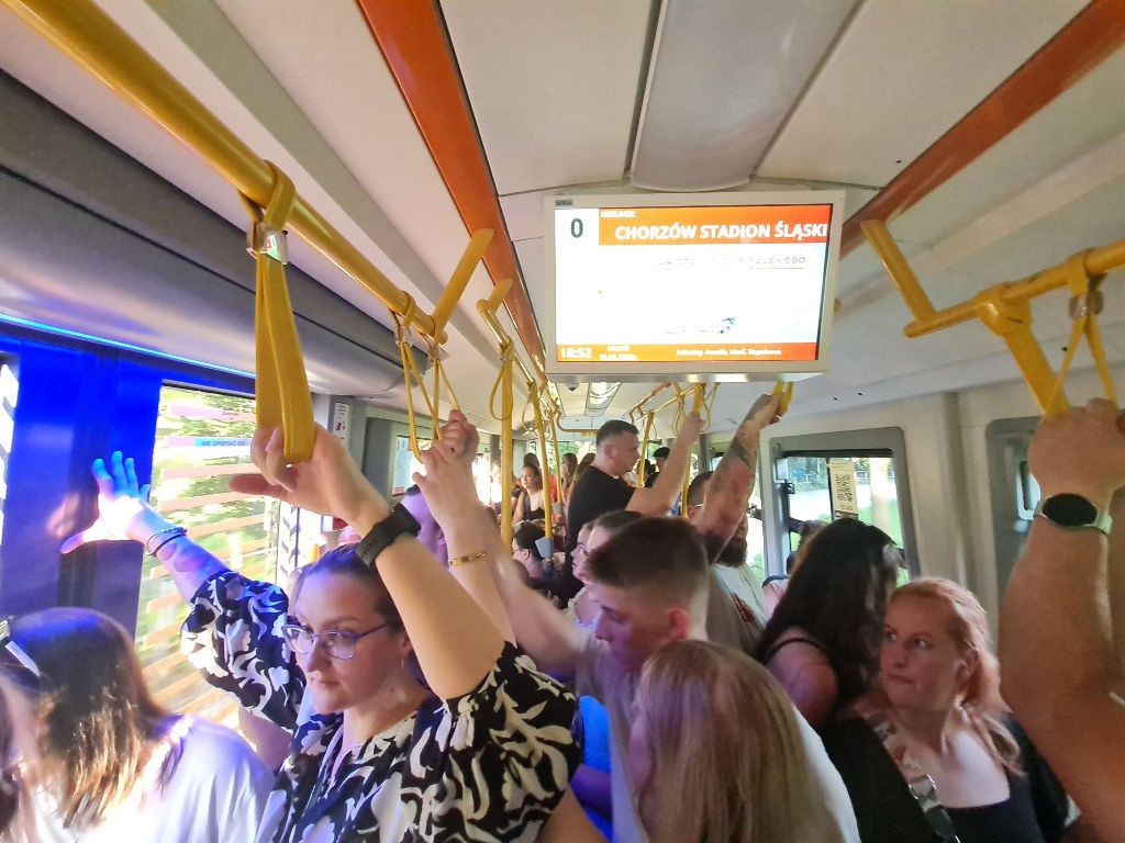 ZTM tłumaczy, dlaczego wiele osób miało problem z powrotem tramwajem z koncertu Sanah na Stadionie Śląskim