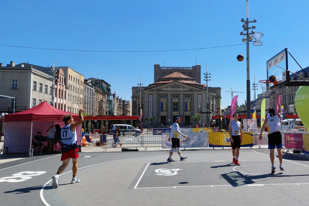 Dzień dobry Katowice. Na Rynku rozpoczyna się turniej koszykarski