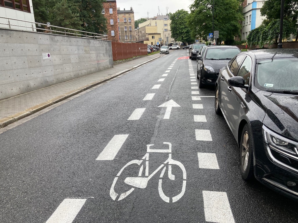 W centrum Katowic powstaje trzeci w mieście kontrapas rowerowy
