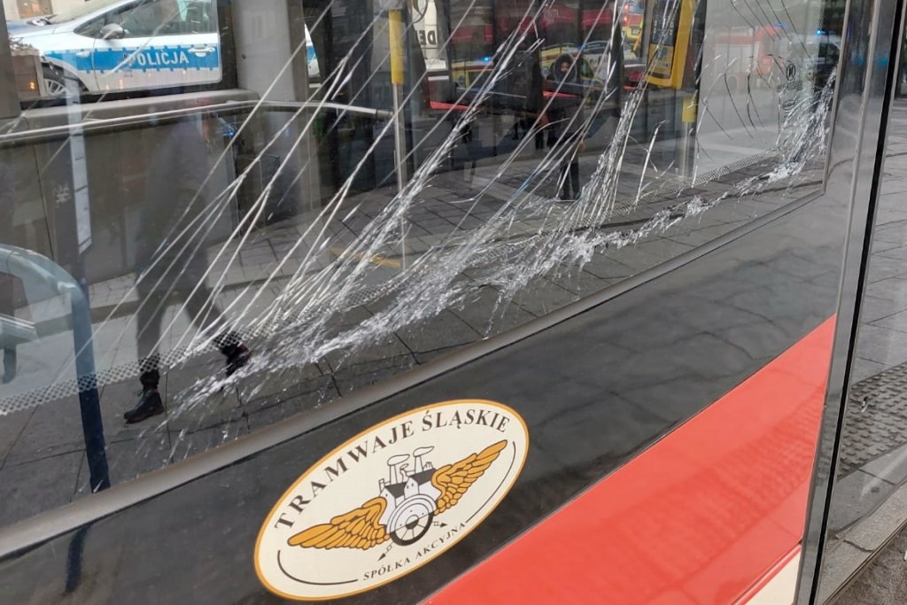 Tramwaj wjechał w ciężarówkę, a ta uderzyła w śmieciarkę