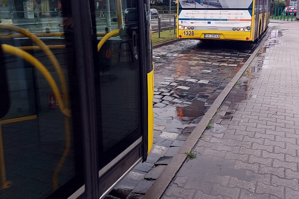 Katowice biorą się za usuwanie „kocich łbów” z zatok autobusowych