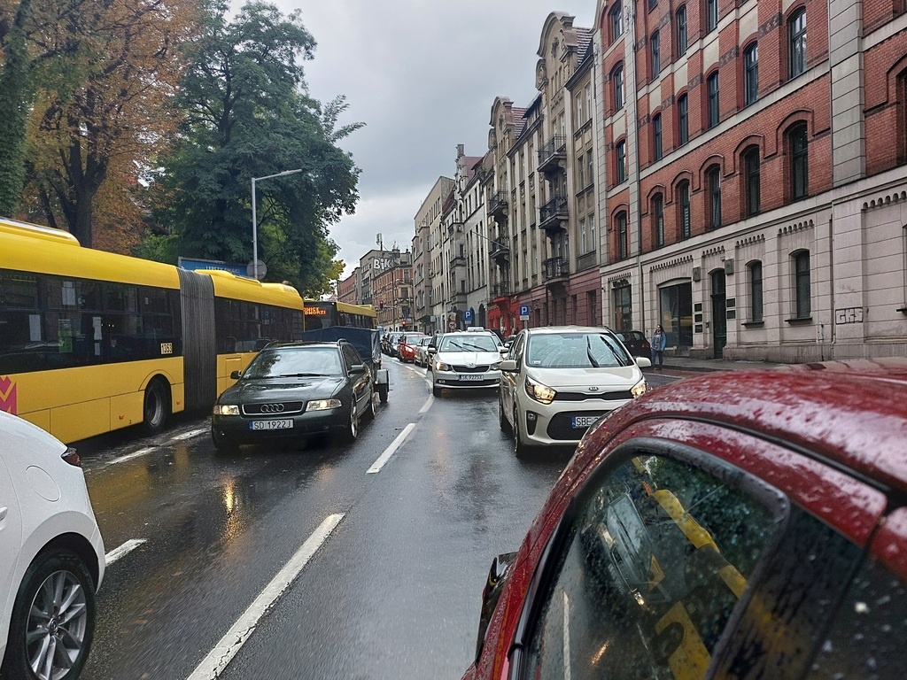 Dzień dobry Katowice. Miasto bierze się za remont zatok autobusowych