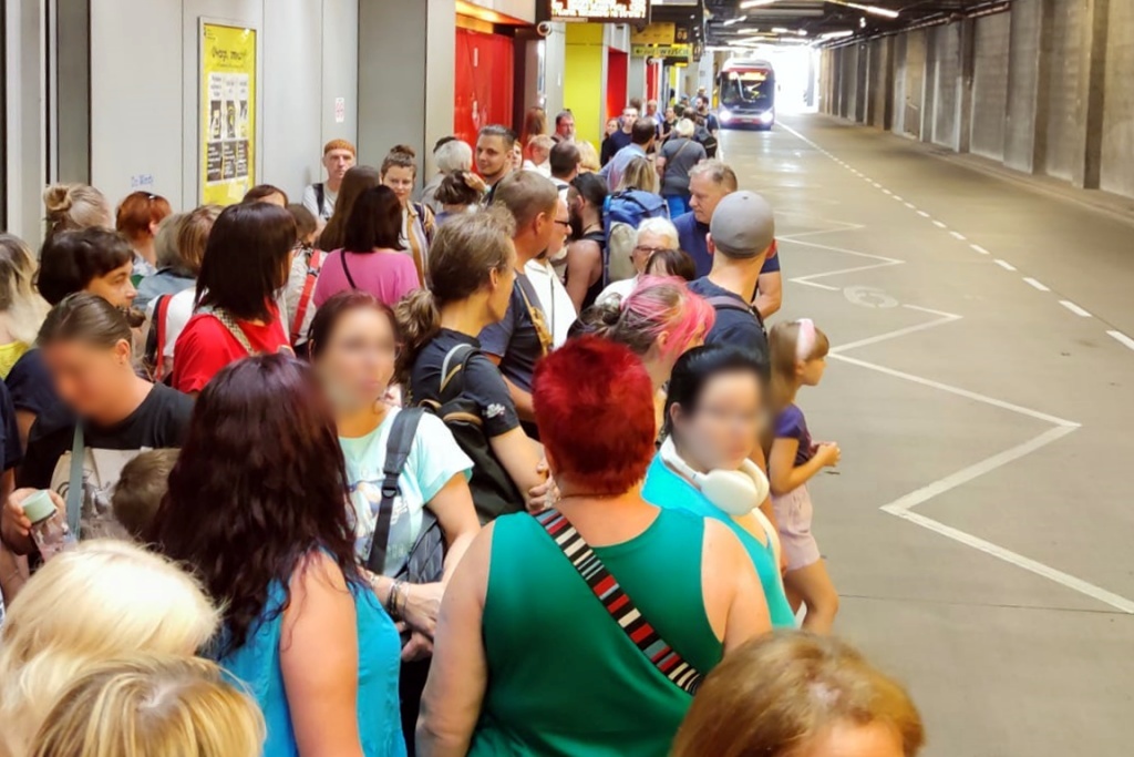 Tłumy czekały na bezpłatny autobus na imprezę, ale kierowca nie zatrzymał się na przystanku