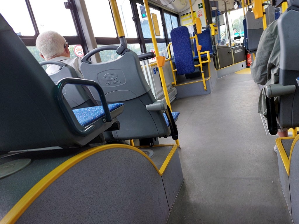 Kobieta miała atak padaczki w autobusie. Pomogła jej strażniczka miejska