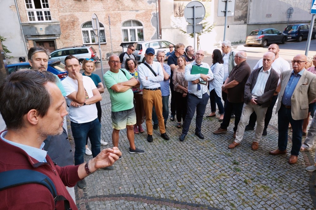 Ruch jednokierunkowy, zakazy postoju, likwidacja przejść. Katowice próbują ochronić miejsca parkingowe