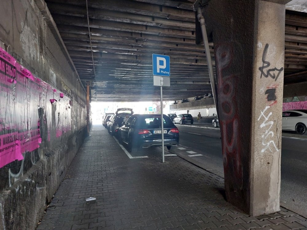 Strażnicy karali i zakładali blokady na koła. Nagle pod wiaduktem można parkować legalnie