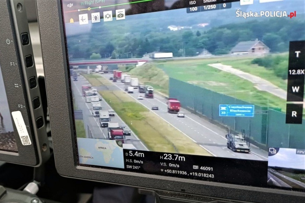 Dronem, miernikiem i wideorejestratorem. Policja sprawdzała, czy ciężarówki wyprzedzają