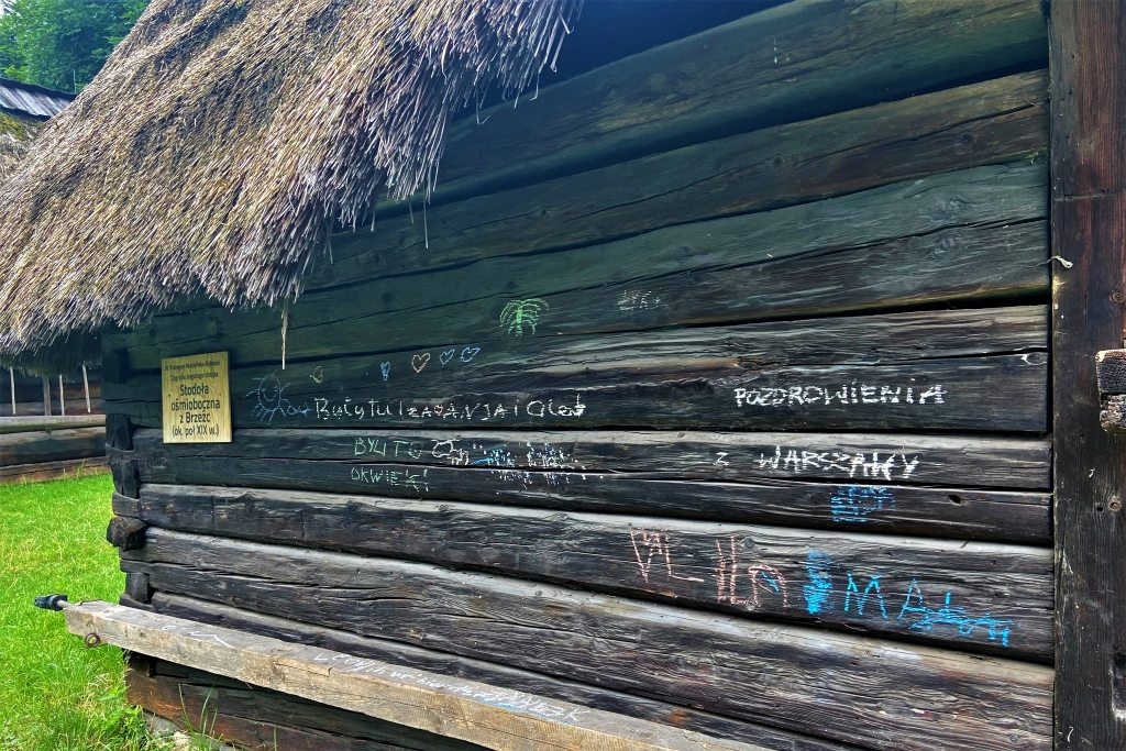 Wandale popisali XIX-wieczną stodołę w chorzowskim skansenie