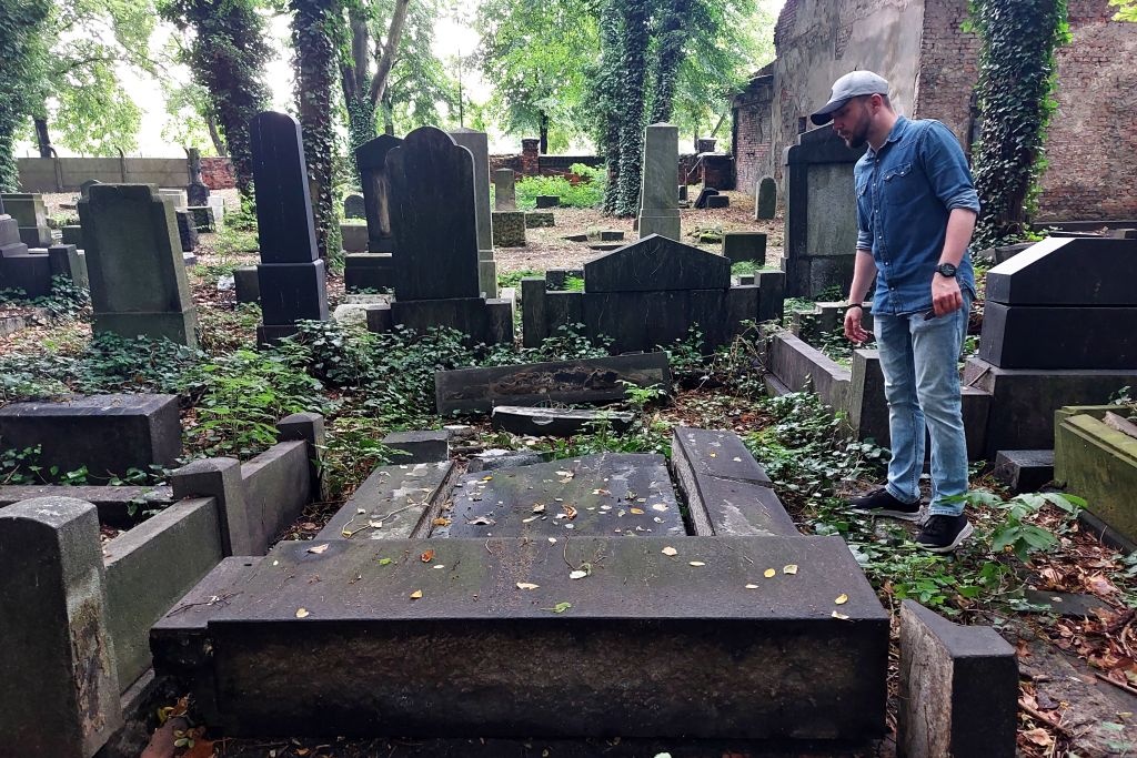 Cmentarz żydowski zdewastowany. Wandale imprezowali na grobowcu zasłużonej dla Katowic rodziny