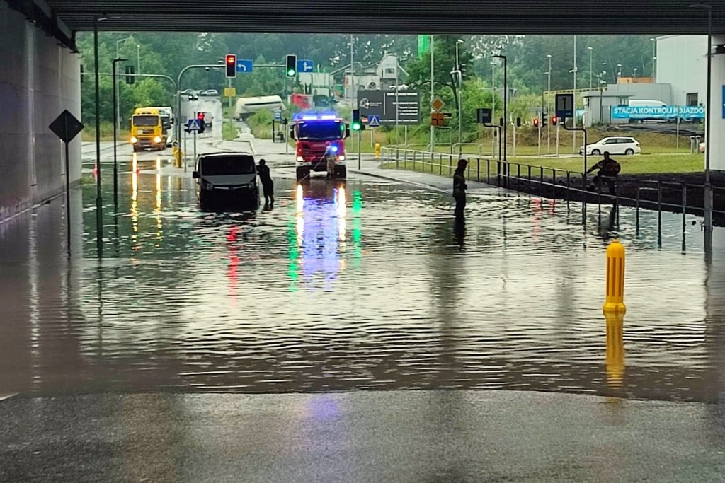 Zalane wiadukty po ulewie. Pod jednym z nich utknął samochód