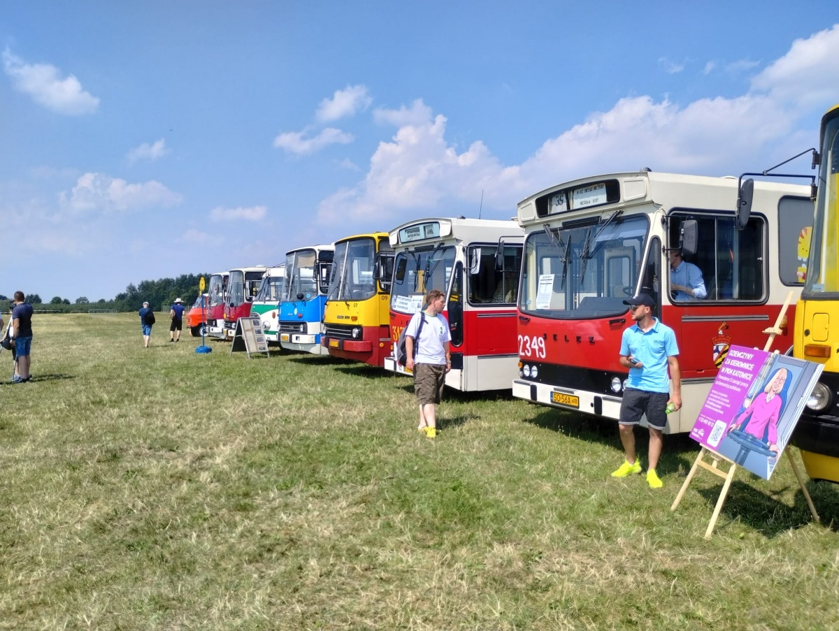 Ikarusy na ulicach Katowic i lotnisku. Nadal można się przejechać
