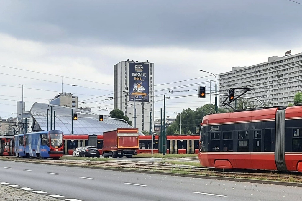 Awaria tramwaju na rondzie. Jeden z wagonów się zablokował