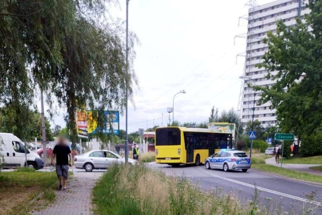 Wypadek na przejściu dla pieszych os. Tysiąclecia. Kierowca autobusu komunikacji miejskiej potrącił kobietę