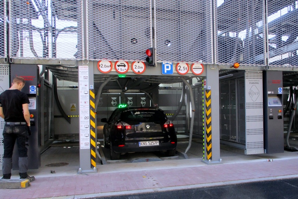 Pierwsze samochody wjechały do maszyn parkingowych. Jest instrukcja, jak z nich korzystać
