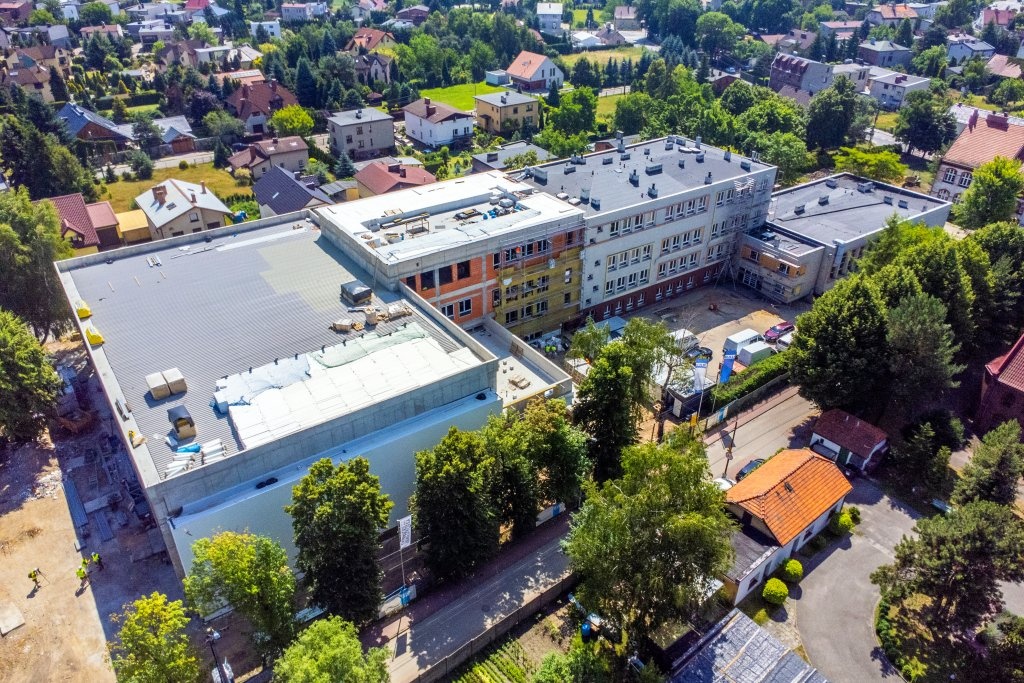 Rozbudowa szkoły podstawowej w Katowicach. Na terenie przekazanym przez parafię powstaje boisko